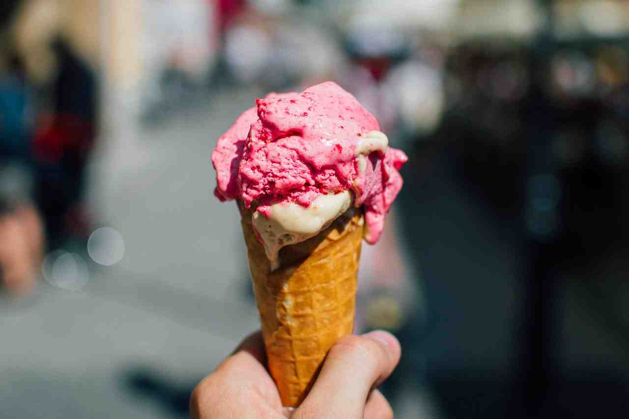 crème glacée, cône, glace à la fraise